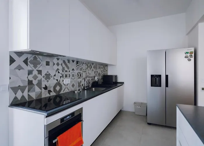 Апартамент Luminous Retreat Spacious 2bd By Flat Mаnager