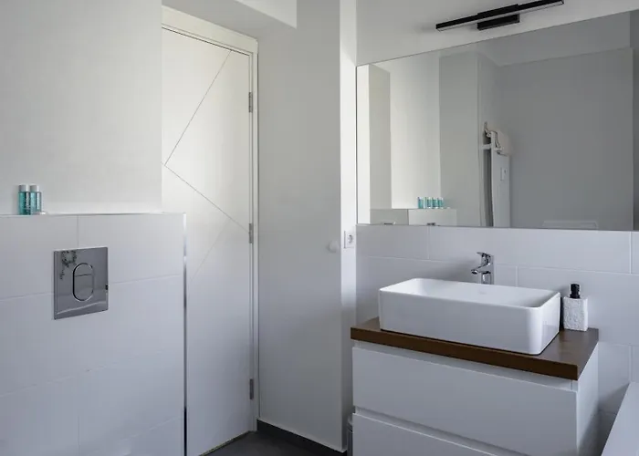 Апартамент Luminous Retreat Spacious 2bd By Flat Mаnager *